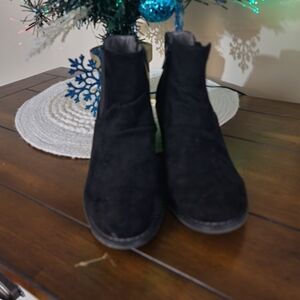 Euro Soft Black Suede Ankle Boots 6M